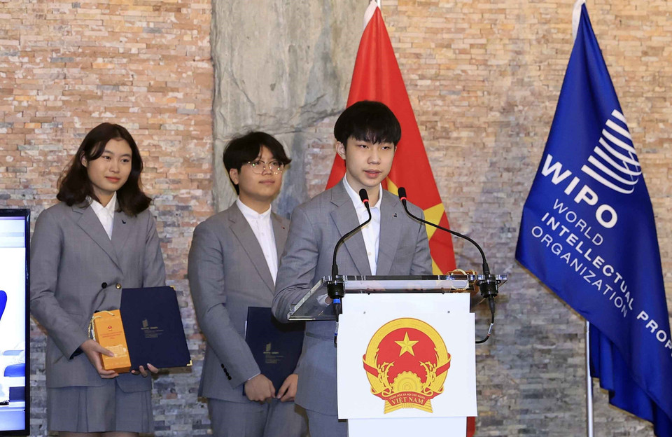 Nhóm các nhà sáng chế trẻ Vihelm với sản phẩm mũ chống COVID-19. (Ảnh: Thống Nhất/TTXVN)