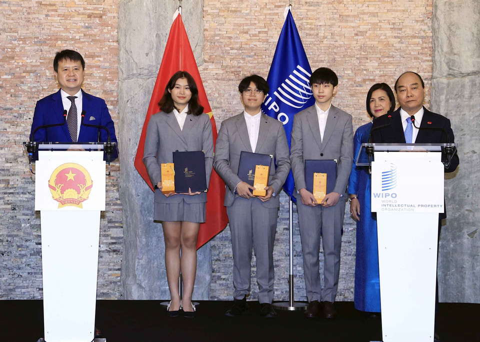 Chủ tịch nước Nguyễn Xuân Phúc phát biểu tại lễ trao danh hiệu Đại sứ trẻ sở hữu trí tuệ của WIPO cho nhóm các nhà sáng chế trẻ mũ Vihelm (mũ chống Covid 19). (Ảnh: Thống Nhất/TTXVN)