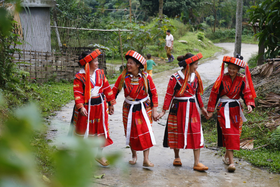 Trang phục truyền thống của phụ nữ Pà Thẻn được may từ sản phẩm dệt truyền thống. (Ảnh: Nam Sương/TTXVN)