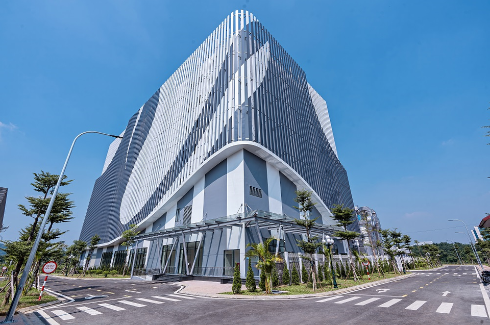 Trung tâm Dữ liệu VNPT IDC Hòa Lạc có tổng diện tích sử dụng lên tới 23.000m2, bao gồm tòa nhà chính Data Hall và các hạng mục phụ trợ độc lập, được xây dựng hiện đại và đã được cấp chứng chỉ Uptime Tier III cho hạng mục thiết kế (TCDD), xây dựng lắp đặt (TCCF). (Ảnh: PV/Vietnam+)