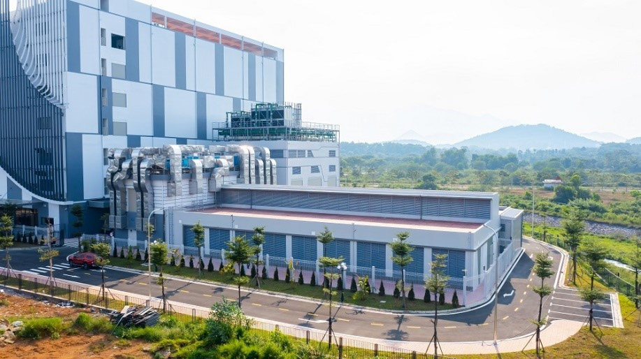 Hiện tại, VNPT IDC Hòa Lạc là một trong số ít Data Center đạt tiêu chuẩn Uptime Tier III về Facility (TCCF) tại Việt Nam. Khác với tiêu chuẩn Uptime Tier III về thiết kế (TCDD) chỉ có giá trị 2 năm, chứng chỉ TCCF là chứng chỉ được cấp 1 lần, có giá trị vĩnh viễn. Để được cấp chứng chỉ này yêu cầu IDC phải được đầu tư đồng bộ hệ thống hạ tầng kỹ thuật đồng thời cần chuyên gia của Uptime Institute trực tiếp kiểm tra, đánh giá, xác thực hệ thống đạt yêu cầu. (Ảnh: PV/Vietnam+)
