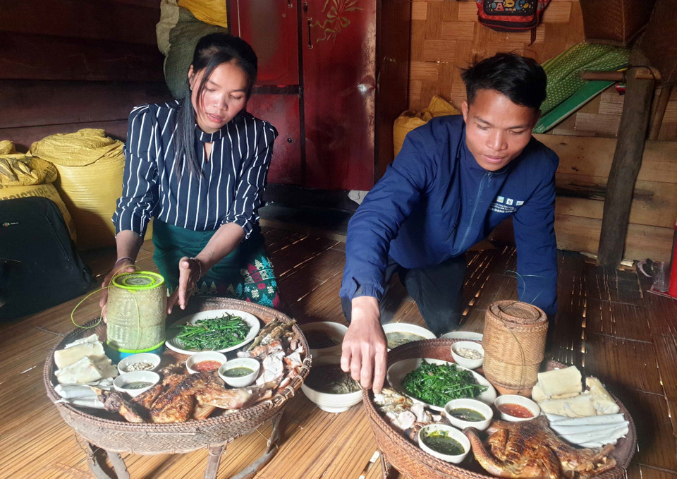 Các món ăn mang đậm nét văn hóa của người Ma Coong. (Ảnh: Tá Chuyên/TTXVN)