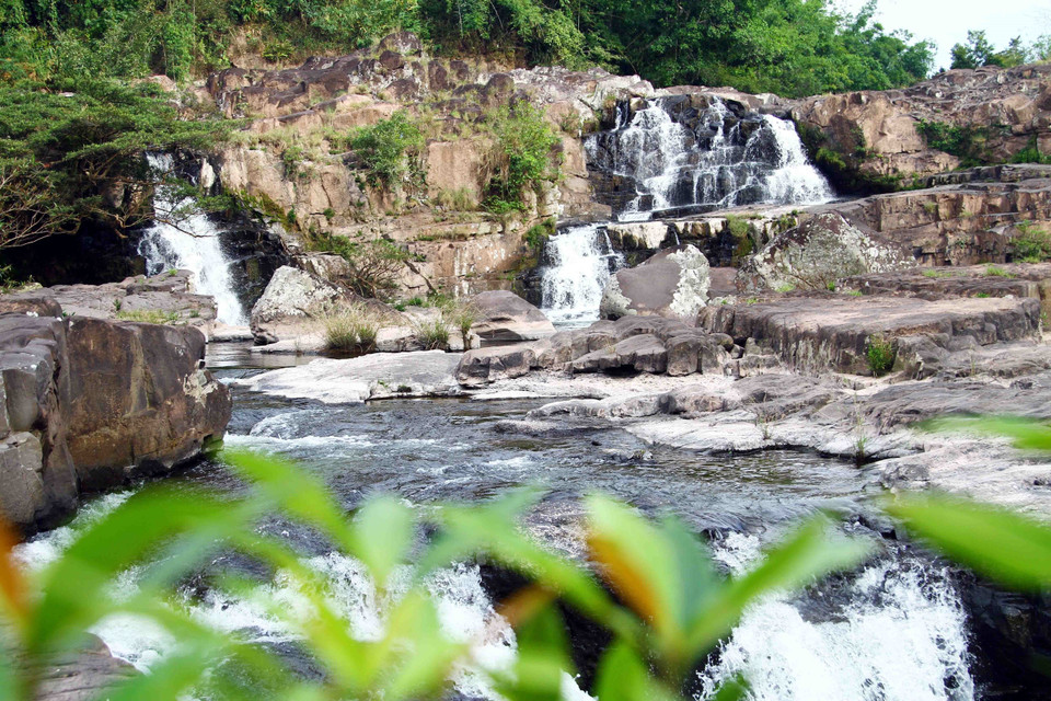 Thác Bụt là điểm tham quan lý tưởng trên "Hành trình đi tìm dấu ấn Trường Sơn huyền thoại." (Ảnh: Tá Chuyên/TTXVN)