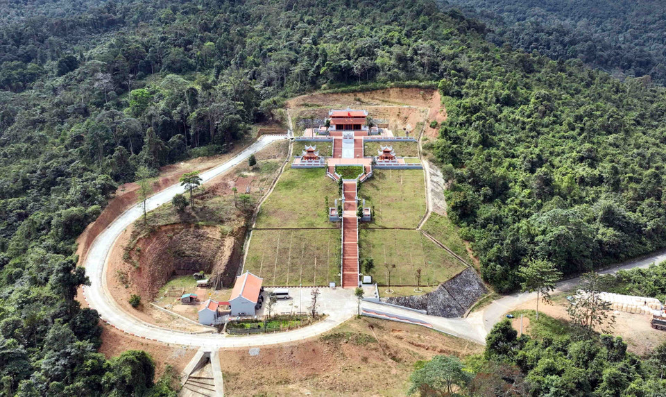 Đền Tưởng niệm Liệt sỹ Trường Sơn - đường 20 Quyết Thắng, nơi tưởng niệm các Anh hùng liệt sỹ, thanh niên xung phong, dân quân hỏa tuyến. (Ảnh: Tá Chuyên/TTXVN)