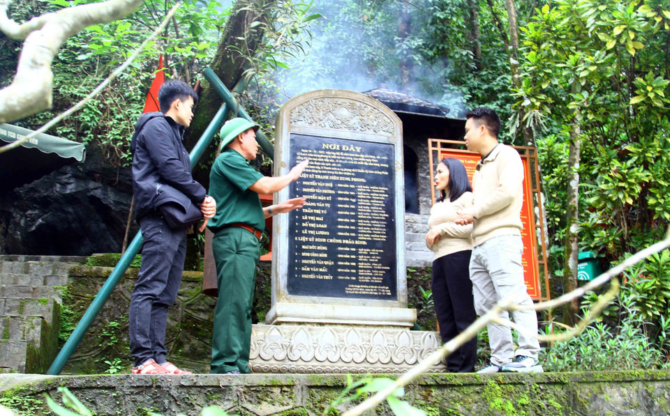 Du khách tham quan tại Hang 8 Cô trên "Hành trình đi tìm dấu ấn Trường Sơn huyền thoại." (Ảnh: Tá Chuyên/TTXVN)