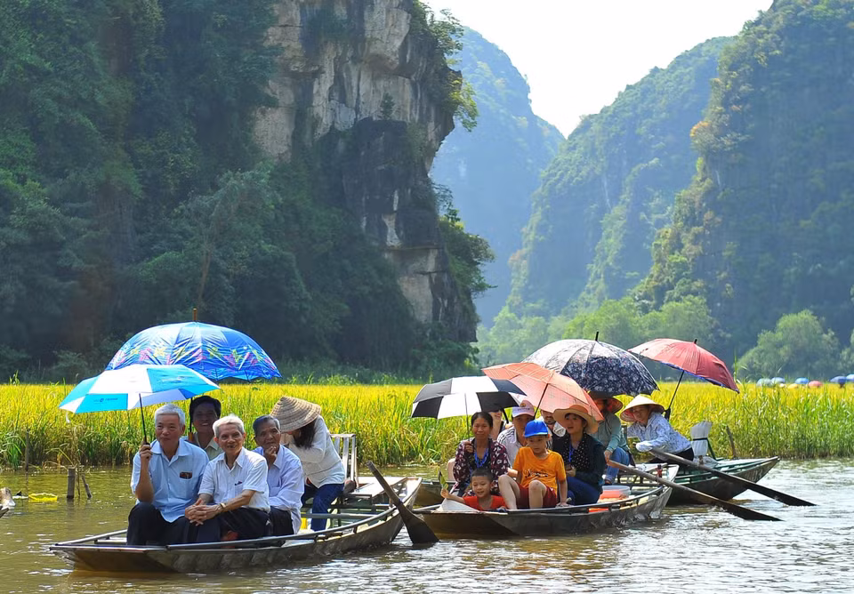 Chương trình có sự tham gia của lãnh đạo tỉnh Ninh Bình cùng đông đảo du khách trong và ngoài nước. (Ảnh: Minh Đức/TTXVN)