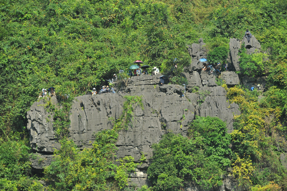 Các khách mời tham dự photo tour leo núi tìm những góc máy đẹp để có những tác phẩm chất lượng. (Ảnh: Minh Đức/TTXVN)