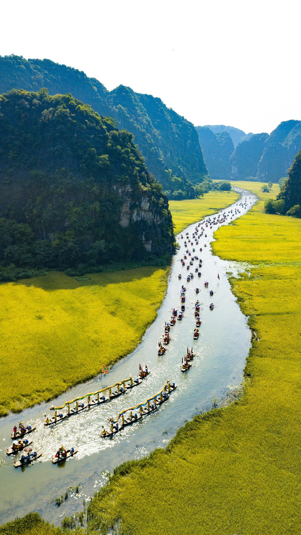 Du khách trong và ngoài nước đến tham quan Tam Cốc-Tràng An. (Ảnh: Minh Đức/TTXVN)