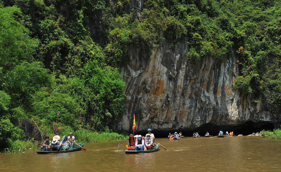 Du khách trong và ngoài nước đến tham quan Tam Cốc-Tràng An. (Ảnh: Minh Đức/TTXVN)
