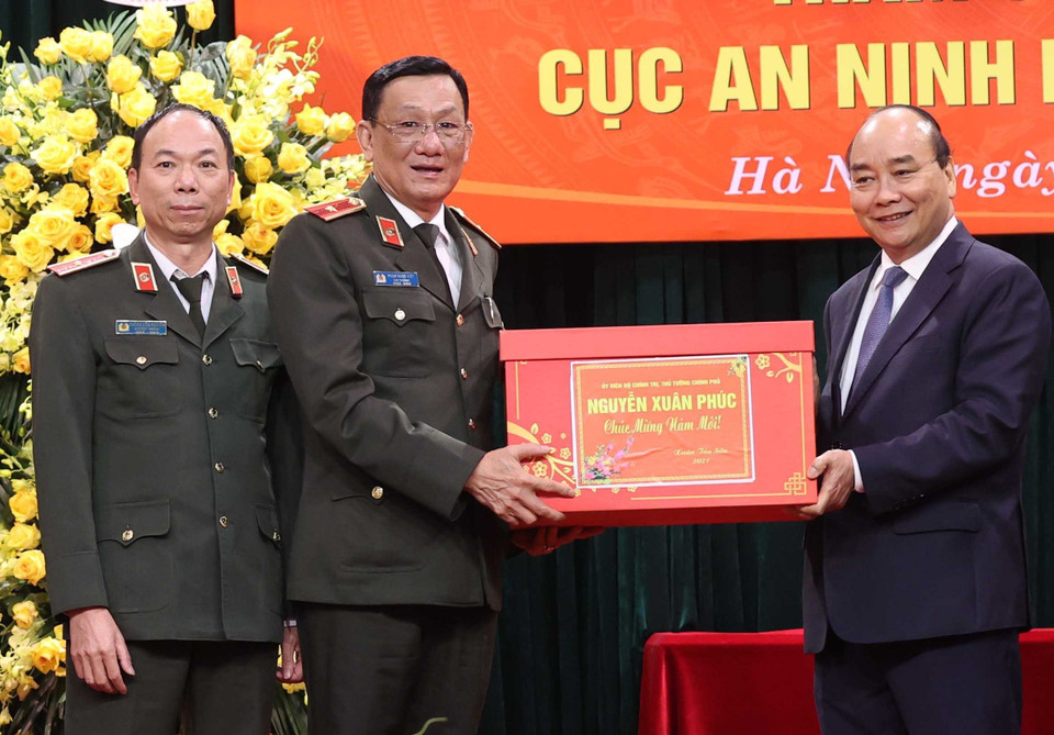 Thủ tướng Nguyễn Xuân Phúc tặng quà cán bộ, chiến sỹ Cục An ninh nội địa. (Ảnh: Thống Nhất/TTXVN)