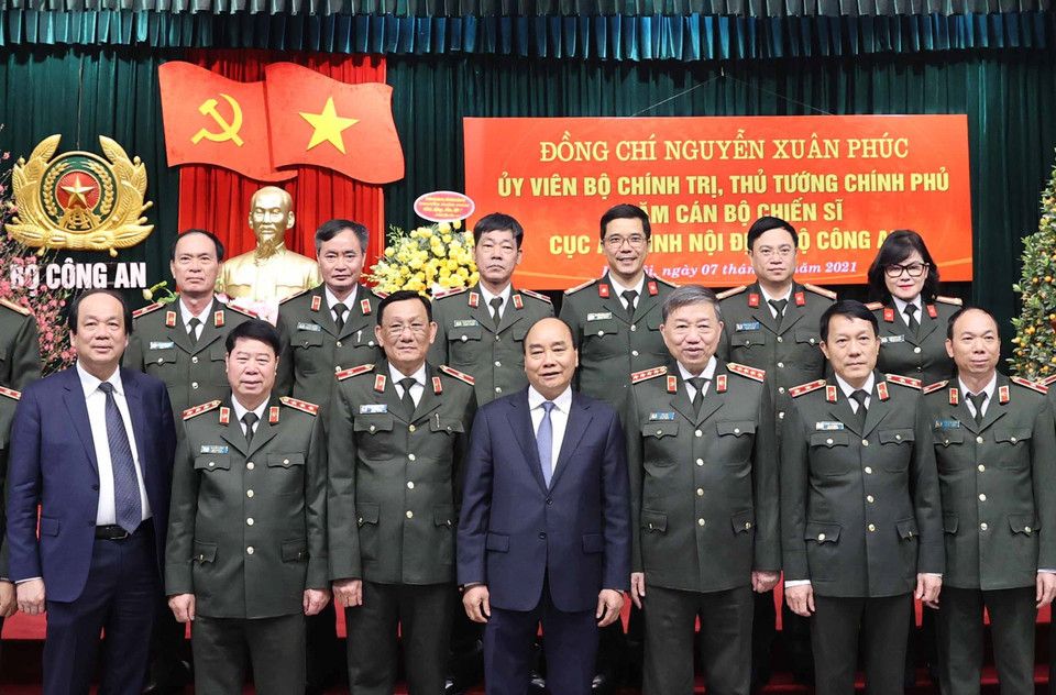 Thủ tướng Nguyễn Xuân Phúc với cán bộ, chiến sỹ Cục An ninh nội địa. (Ảnh: Thống Nhất/TTXVN)