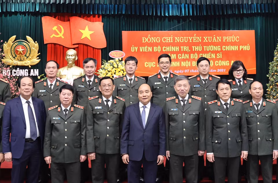 Thủ tướng Nguyễn Xuân Phúc với cán bộ, chiến sỹ Cục An ninh nội địa. (Ảnh: Thống Nhất/TTXVN)