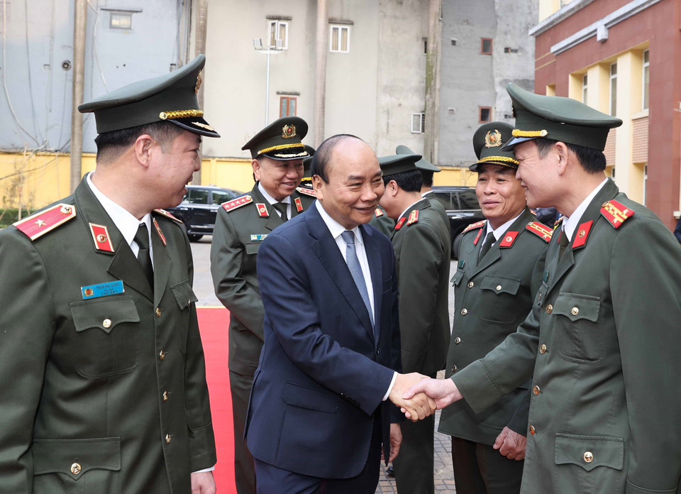 Thủ tướng Nguyễn Xuân Phúc với cán bộ Bộ Tư lệnh Cảnh vệ. (Ảnh: Thống Nhất/TTXVN)