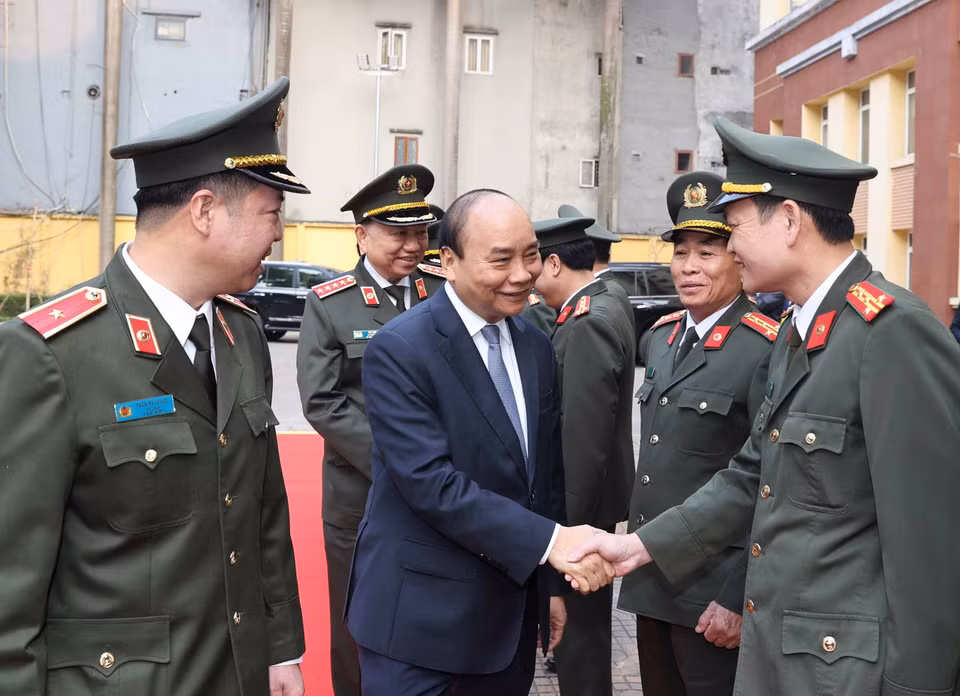 Thủ tướng Nguyễn Xuân Phúc với cán bộ Bộ Tư lệnh Cảnh vệ. (Ảnh: Thống Nhất/TTXVN)
