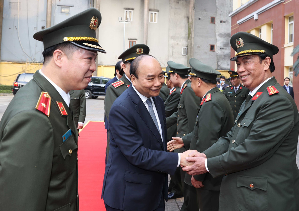 Thủ tướng Nguyễn Xuân Phúc với cán bộ Bộ Tư lệnh Cảnh vệ. (Ảnh: Thống Nhất/TTXVN)