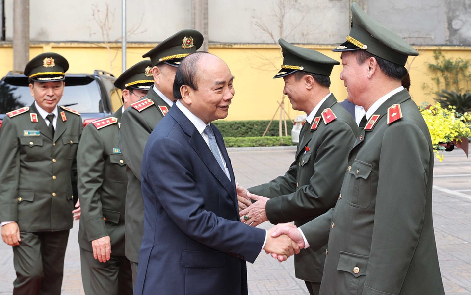 Thủ tướng Nguyễn Xuân Phúc với cán bộ Bộ Tư lệnh Cảnh vệ. (Ảnh: Thống Nhất/TTXVN)