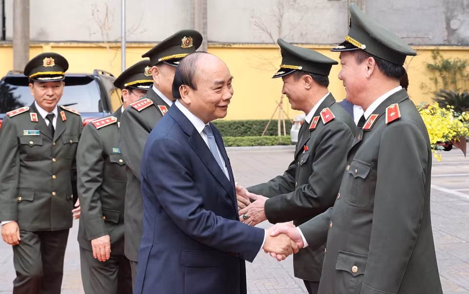 Thủ tướng Nguyễn Xuân Phúc với cán bộ Bộ Tư lệnh Cảnh vệ. (Ảnh: Thống Nhất/TTXVN)