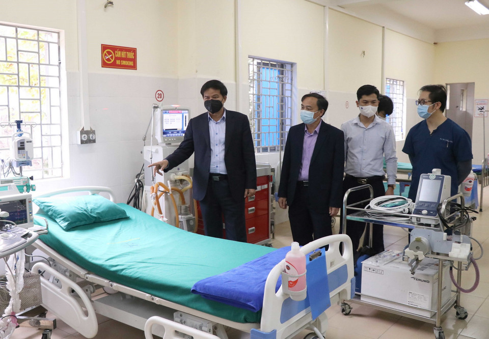 Lãnh đạo Bệnh viện Bạch Mai kiểm tra, giới thuyết hệ thống máy móc, trang thiết bị y tế hiện đại được Bộ Y tế hỗ trợ, chi viện cho tỉnh Điện Biên. (Ảnh: Xuân Tiến/TTXVN)