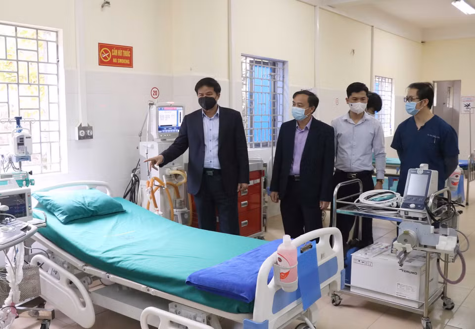 Lãnh đạo Bệnh viện Bạch Mai kiểm tra, giới thuyết hệ thống máy móc, trang thiết bị y tế hiện đại được Bộ Y tế hỗ trợ, chi viện cho tỉnh Điện Biên. (Ảnh: Xuân Tiến/TTXVN)