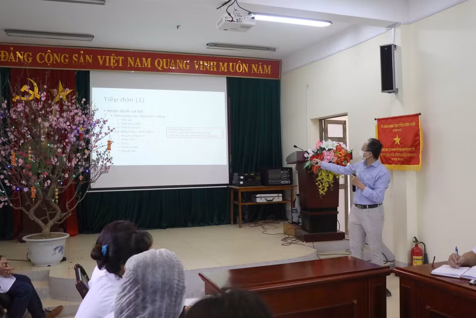 Bác sỹ, chuyên gia đầu ngành của Bộ Y tế đang tập huấn, trang bị những kiến thức, kỹ năng về điều trị bệnh nhân COVID-19 cho đội ngũ các y, bác sỹ trực tiếp làm việc tại Khoa hồi sức của Bệnh viện dã chiến. (Ảnh: Xuân Tiến/TTXVN)