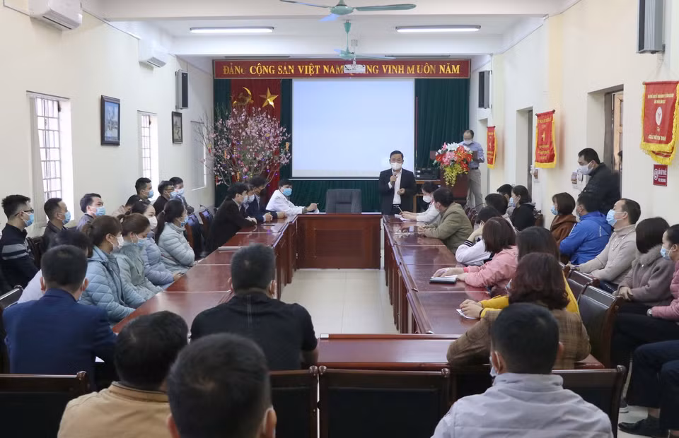 Bác sỹ, chuyên gia đầu ngành của Bộ Y tế đang tập huấn, trang bị những kiến thức, kỹ năng về điều trị bệnh nhân COVID-19 cho đội ngũ các y, bác sỹ làm việc tại Bệnh viện dã chiến. (Ảnh: Xuân Tiến/TTXVN)