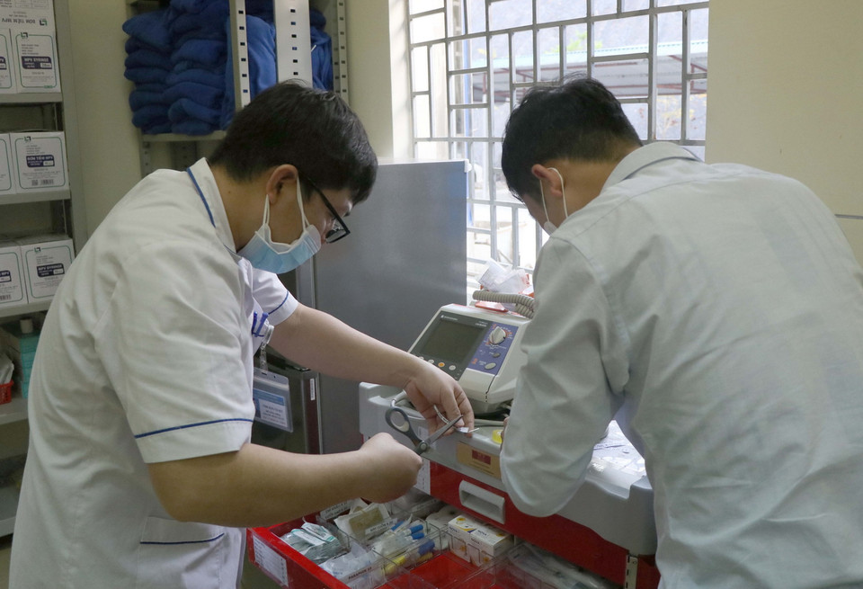 Chuẩn bị thuốc men tại Phòng vật tư tiêu hao của Khoa hồi sức trong Bệnh viện dã chiến. (Ảnh: Xuân Tiến/TTXVN)