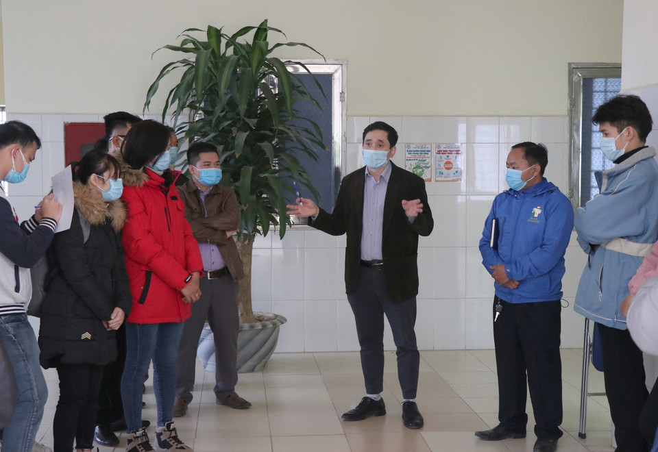 Bác sỹ, chuyên gia đầu ngành của Bộ Y tế đang giới thuyết về hình thái, sự bố trí các khoa của Bệnh viên dã chiến; và trang bị cho đội ngũ y, bác sỹ làm việc tại Bệnh viện dã chiến những kỹ năng an toàn, tránh lây nhiễm, đảm bảo an toàn cho đội ngũ y, bác sỹ. (Ảnh: Xuân Tiến/TTXVN)