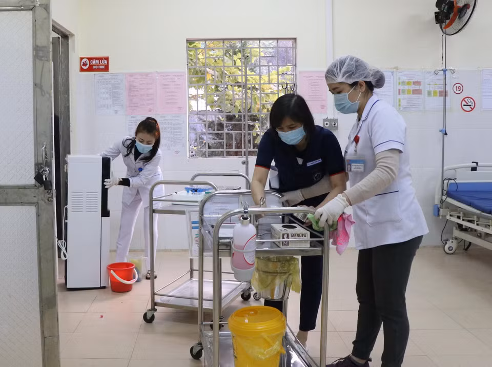 Gấp rút hoàn tất các công việc cấp thiết để sớm đón bệnh nhân COVID-19 điều trị tại Bệnh viện dã chiến. (Ảnh: Xuân Tiến/TTXVN)