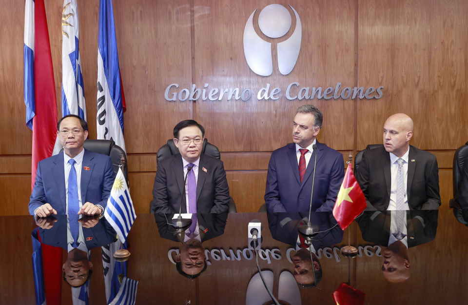 Chủ tịch Quốc hội Vương Đình Huệ phát biểu tại buổi gặp ông Yamandú Orsi, Thống đốc tỉnh Canelones. (Ảnh: Doãn Tấn/TTXVN)