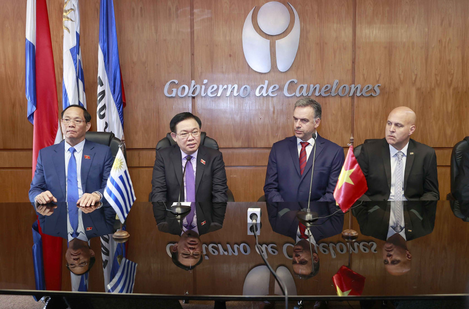 Chủ tịch Quốc hội Vương Đình Huệ phát biểu tại buổi gặp ông Yamandú Orsi, Thống đốc tỉnh Canelones. (Ảnh: Doãn Tấn/TTXVN)