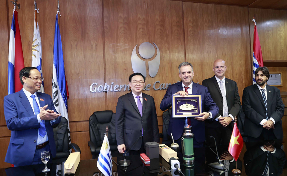 Chủ tịch Quốc hội Vương Đình Huệ tặng quà lưu niệm ông Yamandú Orsi, Thống đốc tỉnh Canelones. (Ảnh: Doãn Tấn/TTXVN)