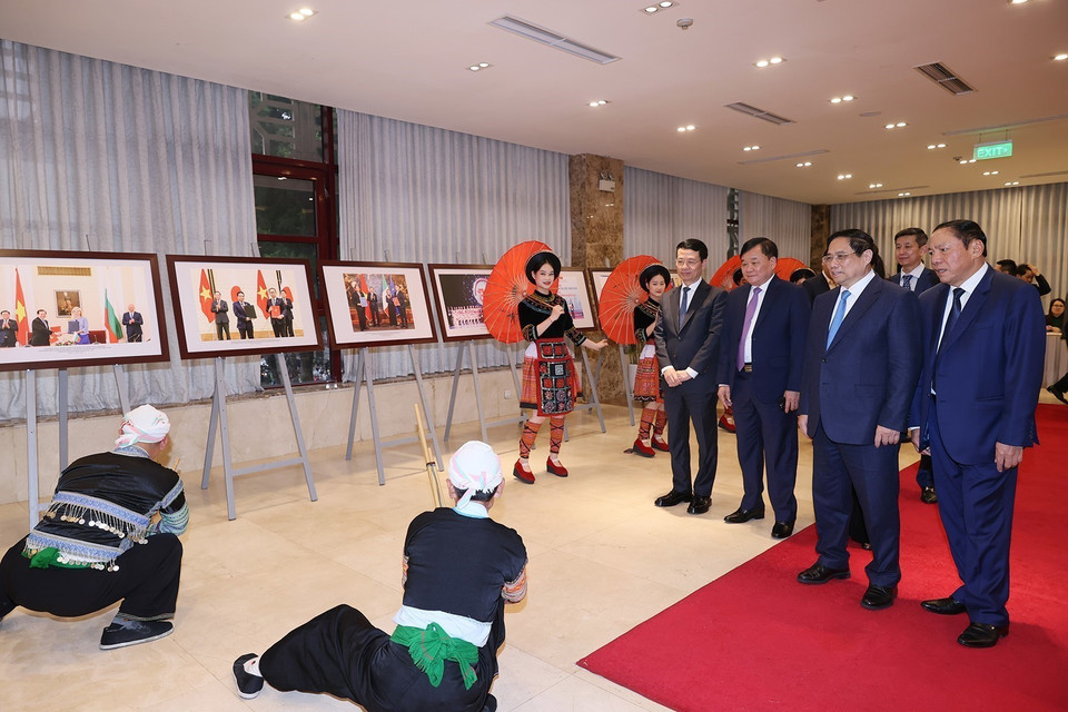 Thủ tướng Phạm Minh Chính xem biểu diễn một số loại hình văn hóa truyền thống dân tộc. (Ảnh: Dương Giang/TTXVN)