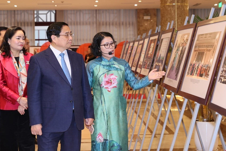Thủ tướng Phạm Minh Chính tham quan trưng bày hình ảnh về các hoạt động văn hoá, thể thao và du lịch. (Ảnh: Dương Giang/TTXVN)