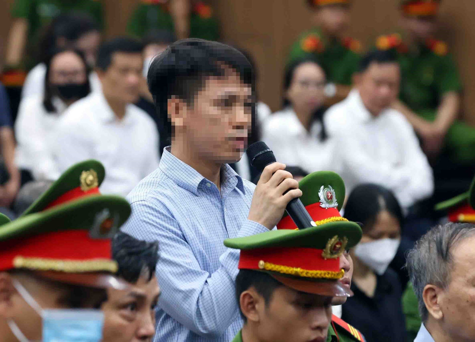 Bị cáo Nguyễn Thanh Bình (cựu phó tổng giám đốc Tập đoàn FLC, Chủ tịch Hội đồng Quản trị Công ty RTS) khai báo trước tòa. (Ảnh: Phạm Kiên/TTXVN)