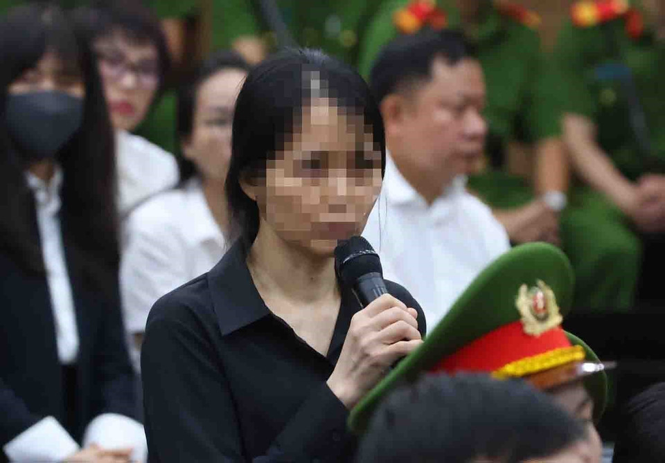 Bị cáo Trịnh Thị Thúy Nga (cựu Phó tổng giám đốc Công ty Chứng khoán BOS) khai báo trước tòa. (Ảnh: Phạm Kiên/TTXVN)