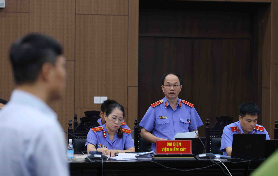 Đại diện Viện Kiểm sát công bố bản cáo trạng đối với các bị cáo. (Ảnh: Phạm Kiên/ TTXVN)