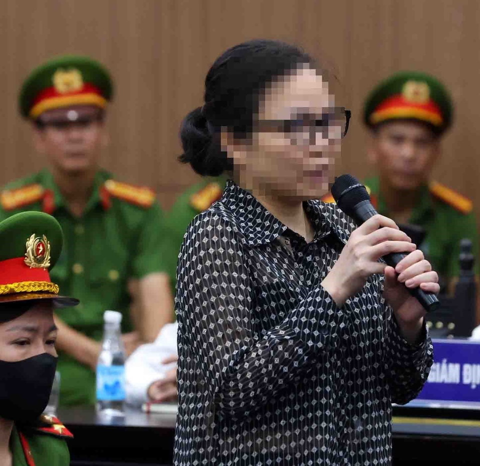 Bị cáo Trịnh Thị Minh Huế (cựu cán bộ Ban kế toán Tập đoàn FLC) khai báo trước toà. (Ảnh: Phạm Kiên/TTXVN)