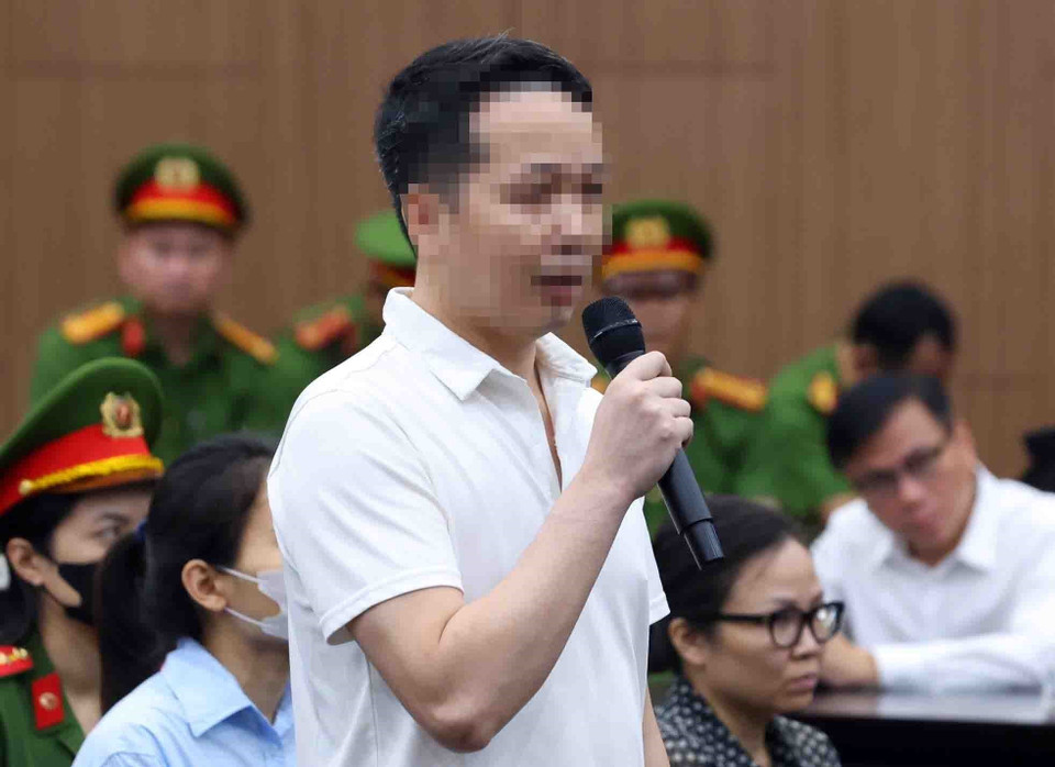 Bị cáo Trịnh Tuân (cựu giám đốc Công ty FLC Land) khai báo trước tòa. (Ảnh: Phạm Kiên/TTXVN)