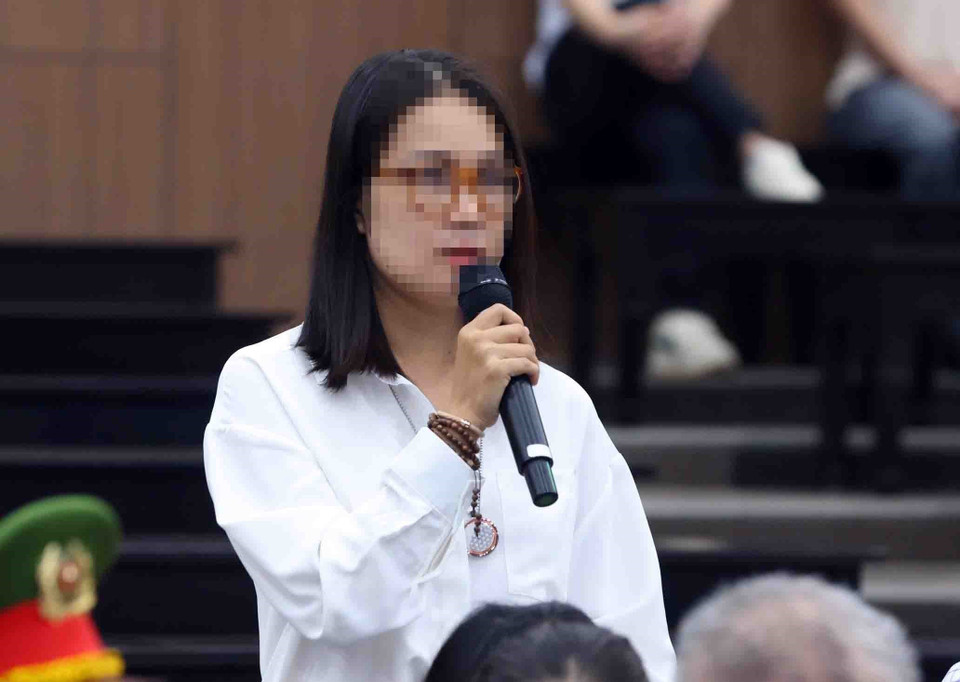 Bị cáo Nguyễn Quỳnh Anh (cựu Tổng giám đốc Công ty Cổ phần chứng khoán BOS) khai báo trước tòa. (Ảnh: Phạm Kiên/TTXVN)