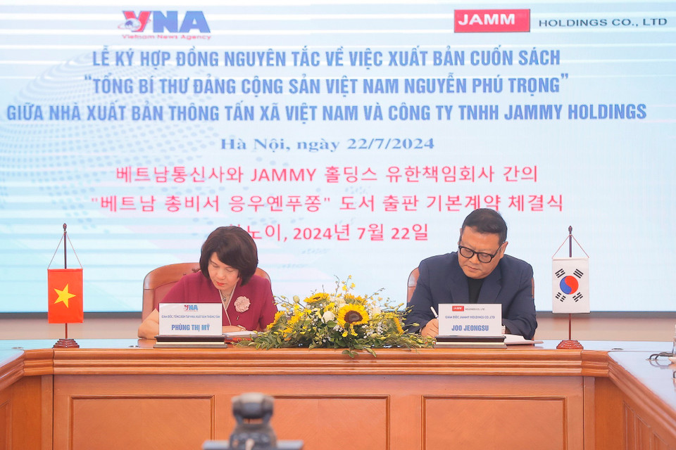 Giám đốc, Tổng biên tập Nhà xuất bản Thông tấn Phùng Thị Mỹ và ông Joo Jeongsu, Giám đốc Công ty TNHH Jammy Holdings ký kết hợp đồng nguyên tắc để xuất bản, in và phát hành cuốn sách “ Tổng Bí thư Đảng Cộng sản Việt Nam Nguyễn Phú Trọng ” bằng tiếng Việt và tiếng Hàn ở Việt Nam. (Ảnh: Minh Quyết/TTXVN)