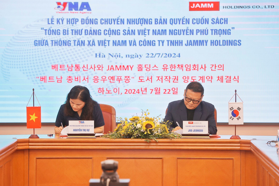 Phó Tổng giám đốc TTXVN Nguyễn Thị Sự và ông Joo Jeongsu, Giám đốc Công ty TNHH Jammy Holdings ký kết chuyển nhượng bản quyền cuốn sách. (Ảnh: Minh Quyết/TTXVN)