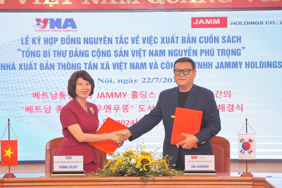 Giám đốc, Tổng biên tập Nhà xuất bản Thông tấn Phùng Thị Mỹ và ông Joo Jeongsu, Giám đốc Công ty TNHH Jammy Holdings ký kết hợp đồng nguyên tắc để xuất bản, in và phát hành cuốn sách “ Tổng Bí thư Đảng Cộng sản Việt Nam Nguyễn Phú Trọng ” bằng tiếng Việt và tiếng Hàn ở Việt Nam. (Ảnh: Minh Quyết/TTXVN)