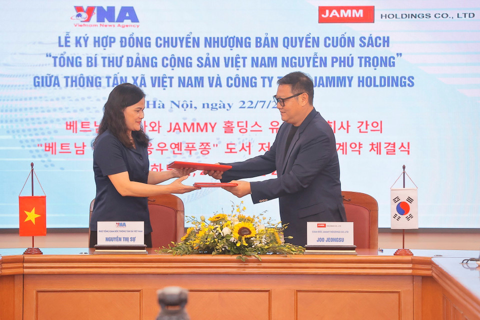 Phó Tổng giám đốc TTXVN Nguyễn Thị Sự và ông Joo Jeongsu, Giám đốc Công ty TNHH Jammy Holdings ký kết chuyển nhượng bản quyền cuốn sách. (Ảnh: Minh Quyết/TTXVN)