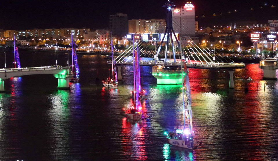 Người dân và khách du lịch đã có dịp thưởng lãm các thuyền buồm này. (Ảnh: Trần Lê Lâm/TTXVN)