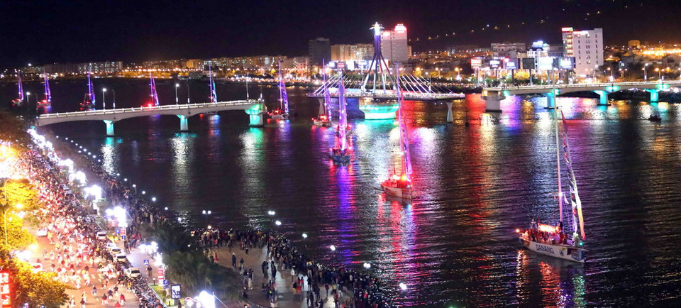 Mỗi thuyền buồm mang tên gọi đại diện cho các địa phương, công ty, tổ chức uy tín nổi tiếng trên thế giới. (Ảnh: Trần Lê Lâm/TTXVN)