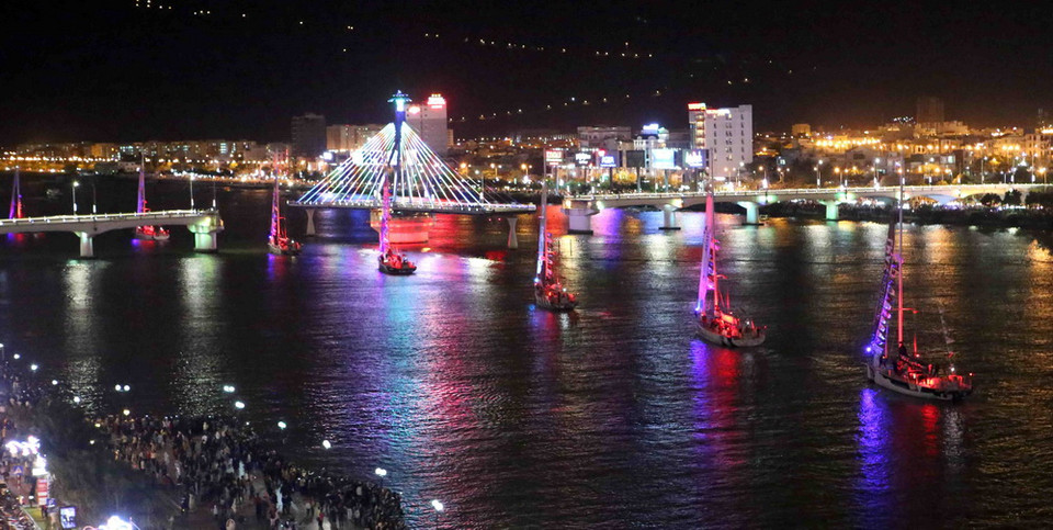 Mỗi thuyền buồm mang tên gọi đại diện cho các địa phương, công ty, tổ chức uy tín nổi tiếng trên thế giới. (Ảnh: Trần Lê Lâm/TTXVN)