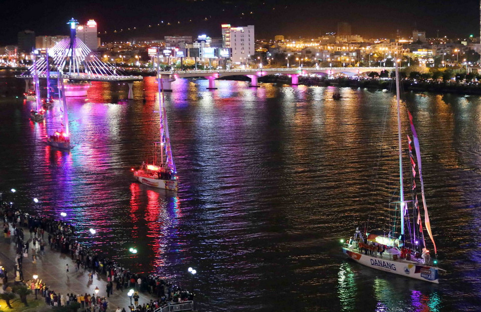 Người dân và khách du lịch đã có dịp thưởng lãm các thuyền buồm này. (Ảnh: Trần Lê Lâm/TTXVN)