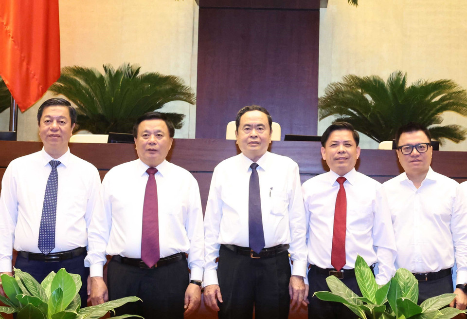 Đồng chí Trần Thanh Mẫn, Ủy viên Bộ Chính trị, Chủ tịch Quốc hội, đồng chí Nguyễn Xuân Thắng, Ủy viên Bộ Chính trị, Giám đốc Học viện Chính trị quốc gia Hồ Chí Minh, Chủ tịch Hội đồng Lý luận Trung ương và các đại biểu. (Ảnh: Thống Nhất/ TTXVN)