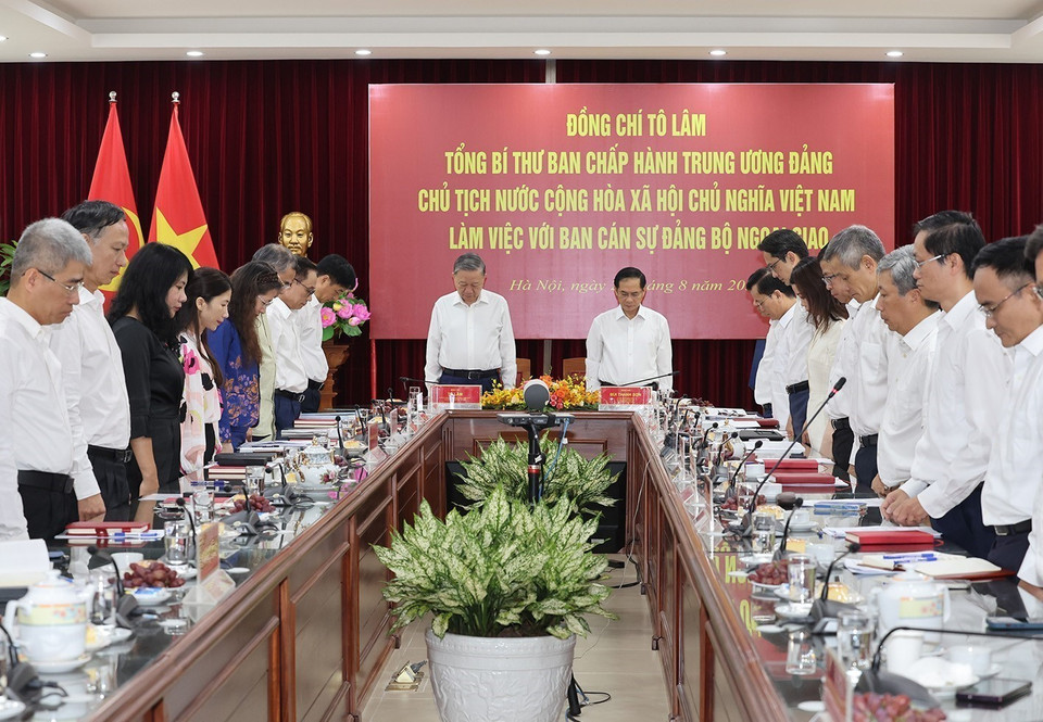 Tổng Bí thư, Chủ tịch nước Tô Lâm cùng các đại biểu dành một phút mặc niệm cố Tổng Bí thư Nguyễn Phú Trọng. (Ảnh: Trí Dũng/TTXVN)