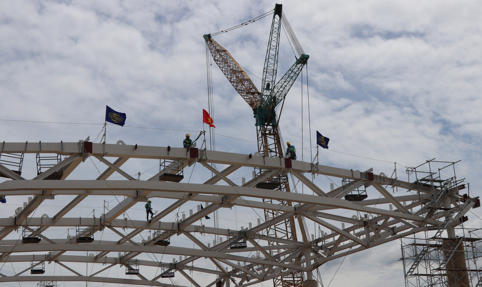 Công nhân hoàn thiện thép mái nhà ga sân bay Long Thành. (Ảnh: Công Phong/ TTXVN)